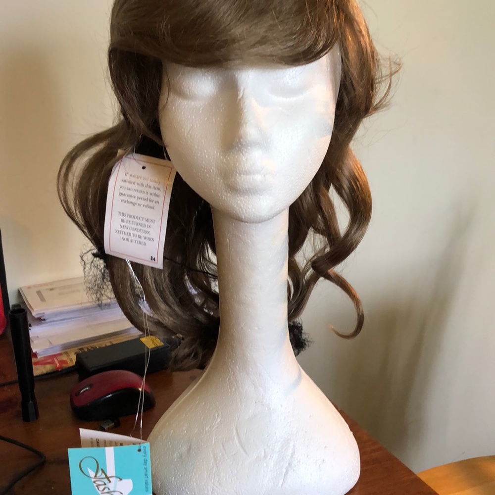 Light brown wavy wig with bangs